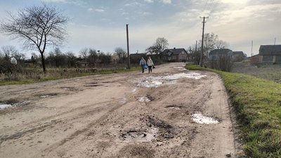 "Ні пройти, ні проїхати": коли відреонтують доргу між селами Мишів та Іванівка на Волині "Ні пройти, ні проїхати": коли відреонтують доргу між селами Мишів та Іванівка на Волині
