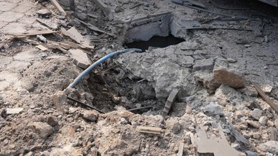 "Я хочу, щоб цей уламок потрапив туди, звідки він прилетів". Очевидці розповіли про наслідки обстрілів у Херсоні "Я хочу, щоб цей уламок потрапив туди, звідки він прилетів". Очевидці розповіли про наслідки обстрілів у Херсоні