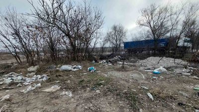 90 куб. м сміття: з узбіччя траси під Одесою вивезли 12 причепів побутових відходів
