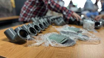 Закарпатець Максим Адаменко виготовляє перископи для ЗСУ з пластикових труб Закарпатець Максим Адаменко виготовляє перископи для ЗСУ з пластикових труб