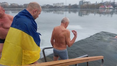 В Івано-Франківську відбулися "бандерівські купання"