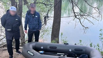 Перепливали річку на гумовому човні: на Закарпатті затримали двох чоловіків, які намагалися незаконно покинути Україну