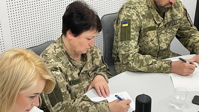 військові на диктанті