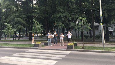 Обласне управління поліції у Харкові пікетують з вимогою відставки Авакова Обласне управління поліції у Харкові пікетують з вимогою відставки Авакова