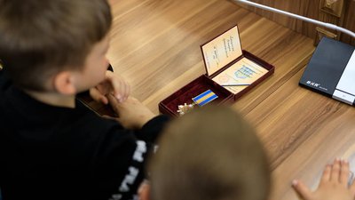 Родичам п'ятьох полеглих воїнів з Івано-Франківщини передали державні нагороди Родичам п'ятьох полеглих воїнів з Івано-Франківщини передали державні нагороди