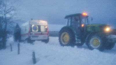 На Житомирщині витягнули зі снігових заметів шкільний автобус з дітьми й автомобіль швидкої допомоги На Житомирщині витягнули зі снігових заметів шкільний автобус з дітьми й автомобіль швидкої допомоги