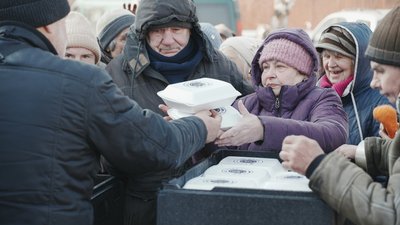 Жителям Дергачів роздають безплатні гарячі обіди