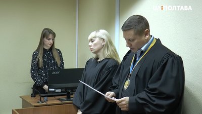 Суддя Віталій Микитенко зачитує рішення колегії