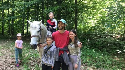 Борщів’янин Денис Чубей допомагає навчати дітей верховій їзді Борщів’янин Денис Чубей допомагає навчати дітей верховій їзді