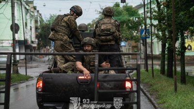 Бійці 93-ї ОМБр Холодний Яр у кузові пікапа на Донеччині