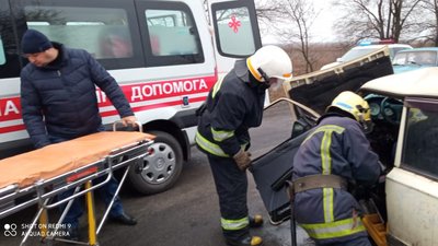 У Павлоградському районі рятувальники визволили водія з понівеченої автівки У Павлоградському районі рятувальники визволили водія з понівеченої автівки