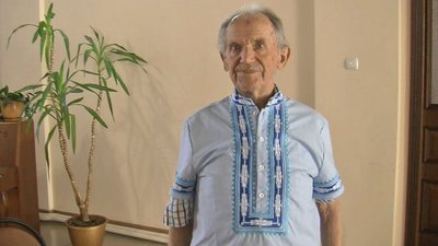 Мріяв про вишиванку: на Волині 92-річному переселенцю з Лисичанська подарували національне вбрання