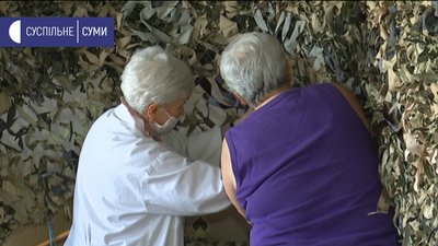 У Сумах просять допомоги волонтери, які плетуть маскувальні сітки для військових У Сумах просять допомоги волонтери, які плетуть маскувальні сітки для військових