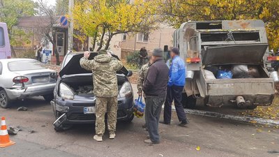 На Одещині зіштовхнулися шість автівок: двоє людей поранені На Одещині зіштовхнулися шість автівок: двоє людей поранені