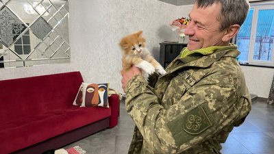 Він - у теробороні, вона з сином - в окупації. Родина херсонського волонтера зустрілась через 9 місяців Він - у теробороні, вона з сином - в окупації. Родина херсонського волонтера зустрілась через 9 місяців
