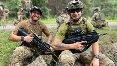 Військовий "Ведмідь" з побратимом Військовий "Ведмідь" з побратимом
