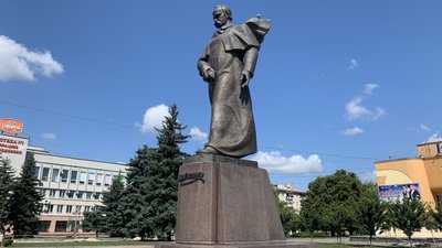 У Рівному "запінили" шви на пам'ятнику Шевченку. Посадовець пояснив причину