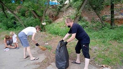 У Житомирі волонтери тиждень прибирають схили Кам'янки на Замковій горі