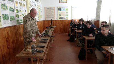 Фіналіст всеукраїнського конкурсу "Учитель року" з Рівного розповів, чого навчає учнів в умовах війни