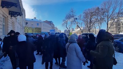 Пікет під стінами Львівської облради: люди вимагали надати приміщення для освітнього центру