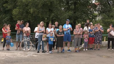 Діану Дудин зустріли місцеві мешканці Діану Дудин зустріли місцеві мешканці