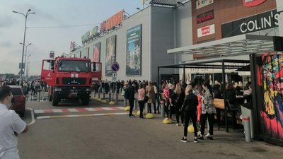 У торговому центрі під Одесою спалахнула фритюрниця, людей евакуювали У торговому центрі під Одесою спалахнула фритюрниця, людей евакуювали
