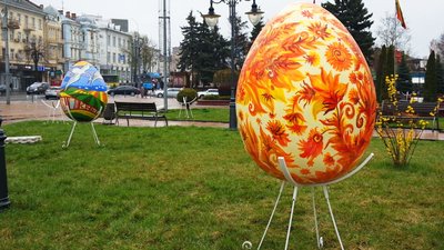 У Вінниці до Великодня встановили півтораметрові писанки