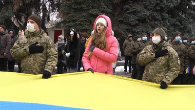 День Соборності: у Житомирі декілька сотень людей долучилися до ланцюга єдності День Соборності: у Житомирі декілька сотень людей долучилися до ланцюга єдності