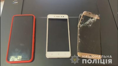 “Заманювали інтимом та шантажували”. В Одесі затримали групу осіб, що видавали себе за поліцейських “Заманювали інтимом та шантажували”. В Одесі затримали групу осіб, що видавали себе за поліцейських