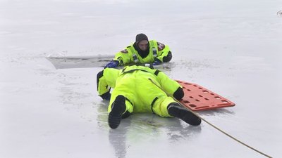 Волинські рятувальники вчили школярів, як допомогти людині на кризі