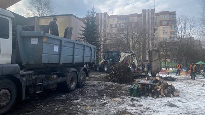 У Броварах почали прибирати територію дитсадочка, де в січні впав гелікоптер