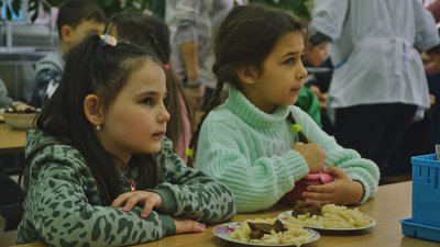 Гуляш, макарони та буряк: у школах Одеси запровадили нове меню Гуляш, макарони та буряк: у школах Одеси запровадили нове меню