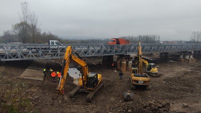 На Закарпатті на модульному мосту, який облаштували через річку Тересва, провели тестовий заїзд спецтранспорту На Закарпатті на модульному мосту, який облаштували через річку Тересва, провели тестовий заїзд спецтранспорту