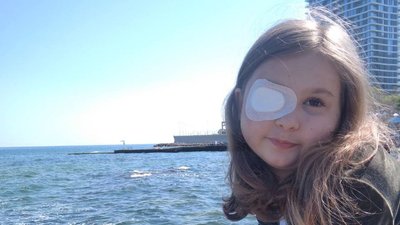 Лікує травмоване око: як почувається дівчинка з Тростянця, яка потрапила під обстріл у березні під час окупації міста Лікує травмоване око: як почувається дівчинка з Тростянця, яка потрапила під обстріл у березні під час окупації міста