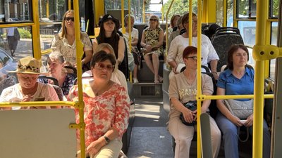 Пасажири під час екскурсії в тролейбусі Пасажири під час екскурсії в тролейбусі