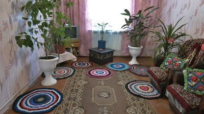 Волинські бабусі-волонтерки плетуть килимки для військових Волинські бабусі-волонтерки плетуть килимки для військових