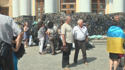 "SOS врятуйте нашу школу": працівники освіти та батьки мітингували під стінами Вінницької ОДА