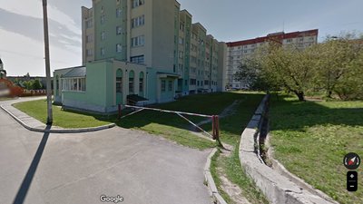 Шлагбаум біля будинку у Рівному