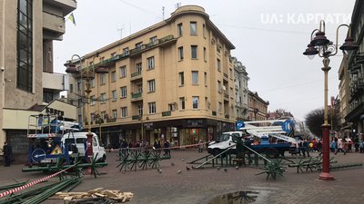 На Вічевому майдані в Івано-Франківську встановлюють ялинку На Вічевому майдані в Івано-Франківську встановлюють ялинку