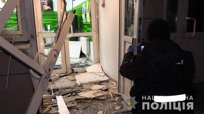 Кинув вибухівку і втік: у Києві розшукують чоловіка, який підірвав банкомат