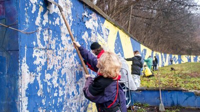 За проєктом маріупольки у Львові відновили стінопис "Азовсталь" За проєктом маріупольки у Львові відновили стінопис "Азовсталь"