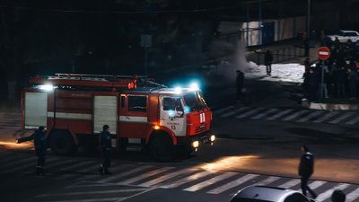 Через вбивство мешканця Каховки біля місцевої поліції підпалили шини Через вбивство мешканця Каховки біля місцевої поліції підпалили шини