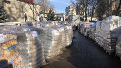 Одеські волонтери передали 40 тонн гуманітарки для переселенців