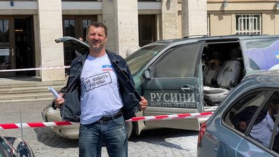 В Ужгороді перед будівлею Закарпатської ОДА палав автомобіль