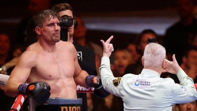 Ріко Верховен під час відліку в 11-му раунді бою проти Усика