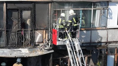 У Запоріжжі загорівся балкон у багатоповерхівці, чоловік отримав незначні опіки