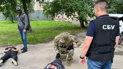 4 тисячі доларів за "послугу": двоє вінничан організували схему незаконного перетину держкордону