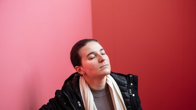 Фото жінки на червоному тлі
