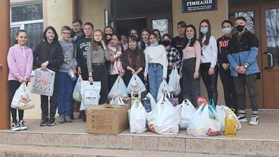 Прикарпатські волонтери передали великодні гостинці захисникам на Схід Прикарпатські волонтери передали великодні гостинці захисникам на Схід