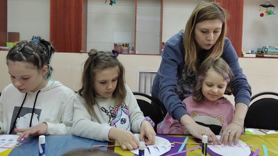 Переселенка з Бучі проводить мистецькі майстеркласи для дітей у Луцьку